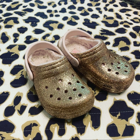 gold glitter crocs with fur